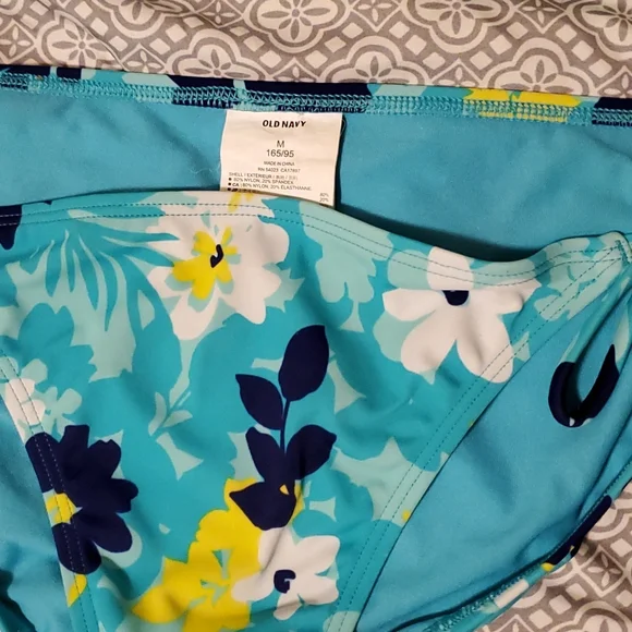 Two Old Navy tie bikinis. Small top, medium bottoms - Picture 2 of 7